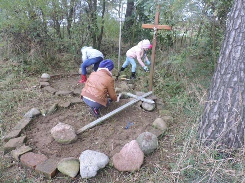 Zuchy sprzątanie grobów